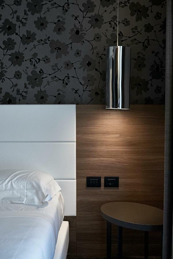 Link124 Hotel Парма Экстерьер фото
