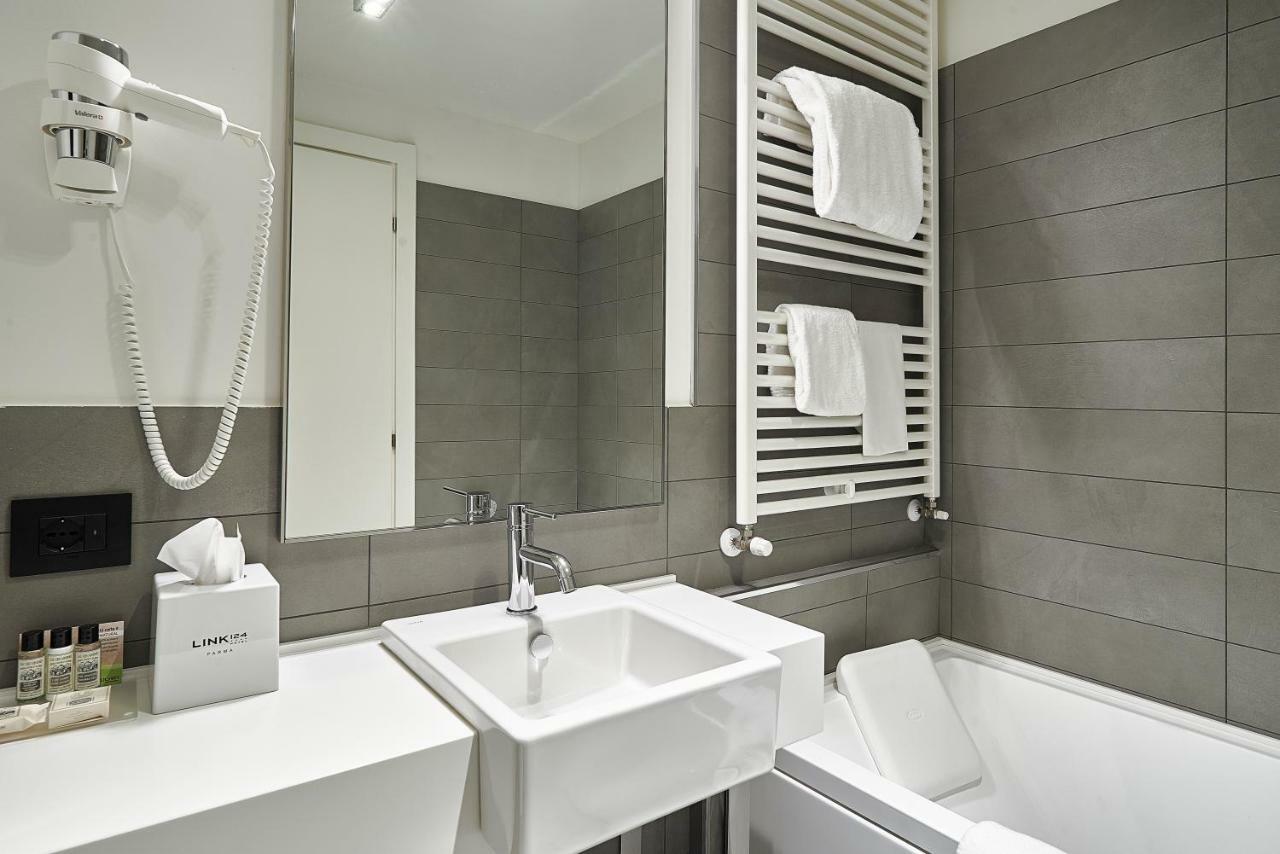 Link124 Hotel Парма Экстерьер фото