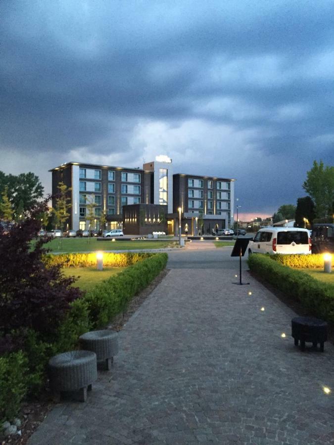 Link124 Hotel Парма Экстерьер фото