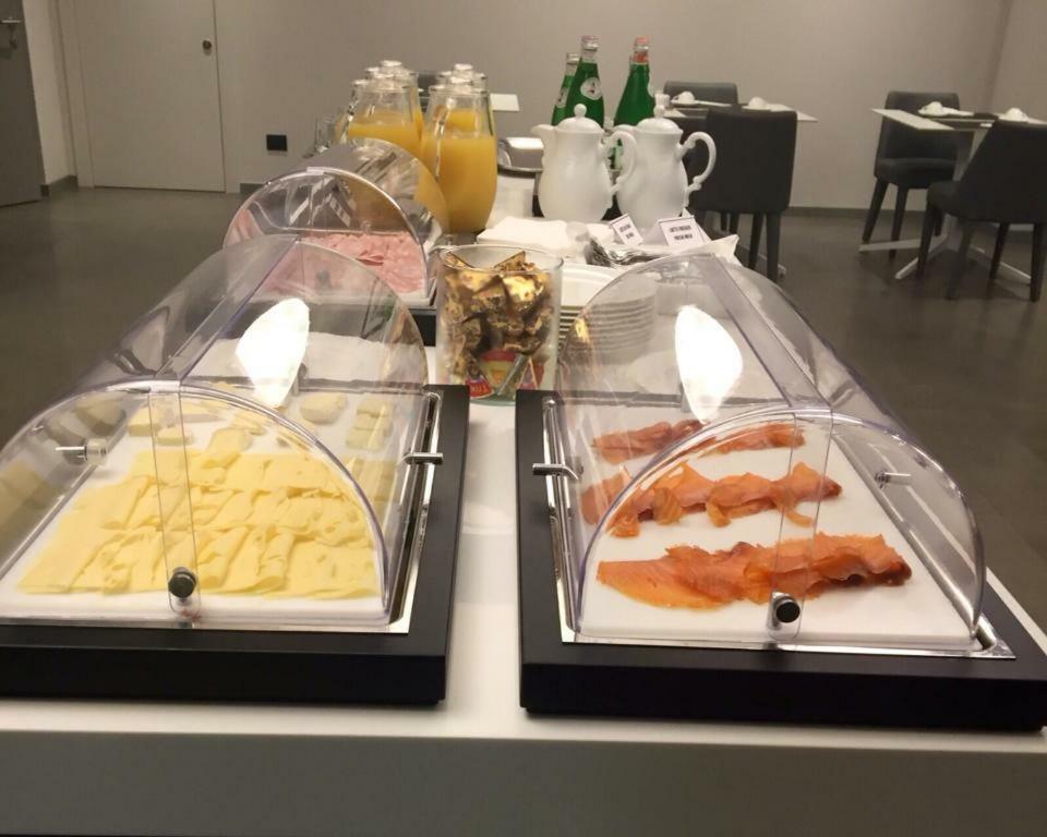Link124 Hotel Парма Экстерьер фото