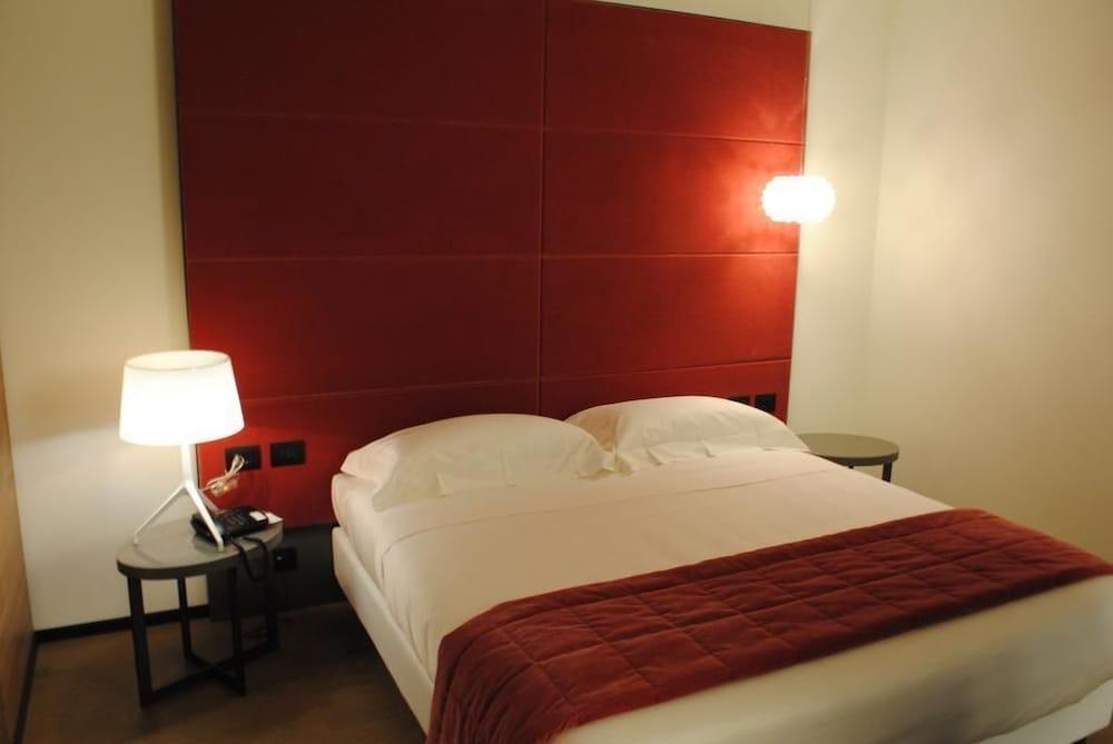 Link124 Hotel Парма Экстерьер фото